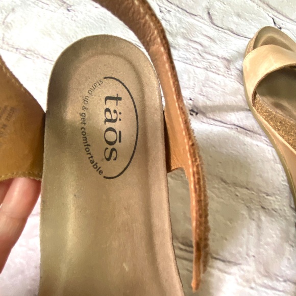 Taos Carousel Tan Wedges - Picture 8 of 16